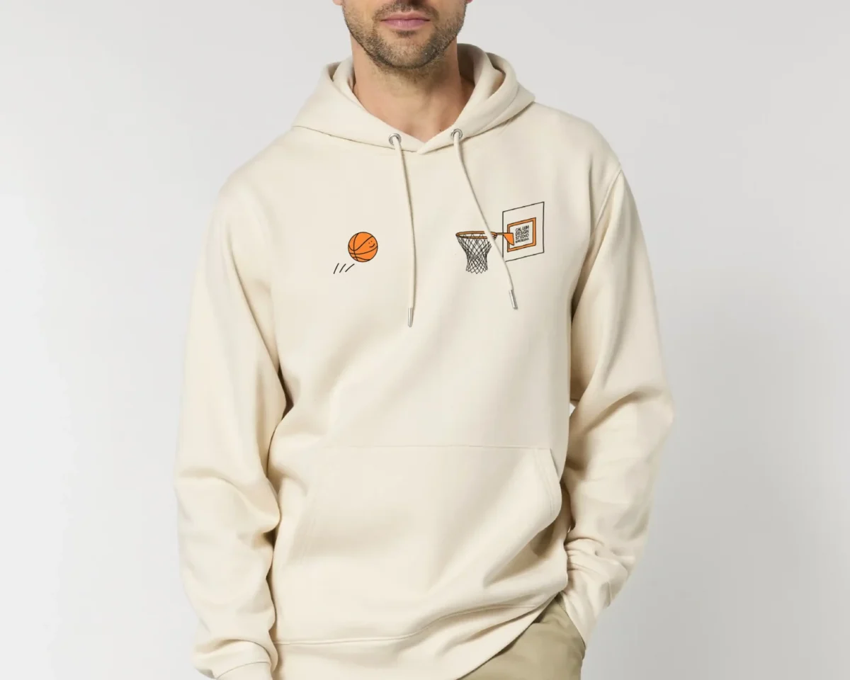 Hombre con sudadera de baloncesto, estilo moderno y relajado, look casual y atractivo.