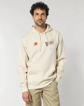 Hombre con sudadera de baloncesto, estilo moderno y relajado, look casual y atractivo.