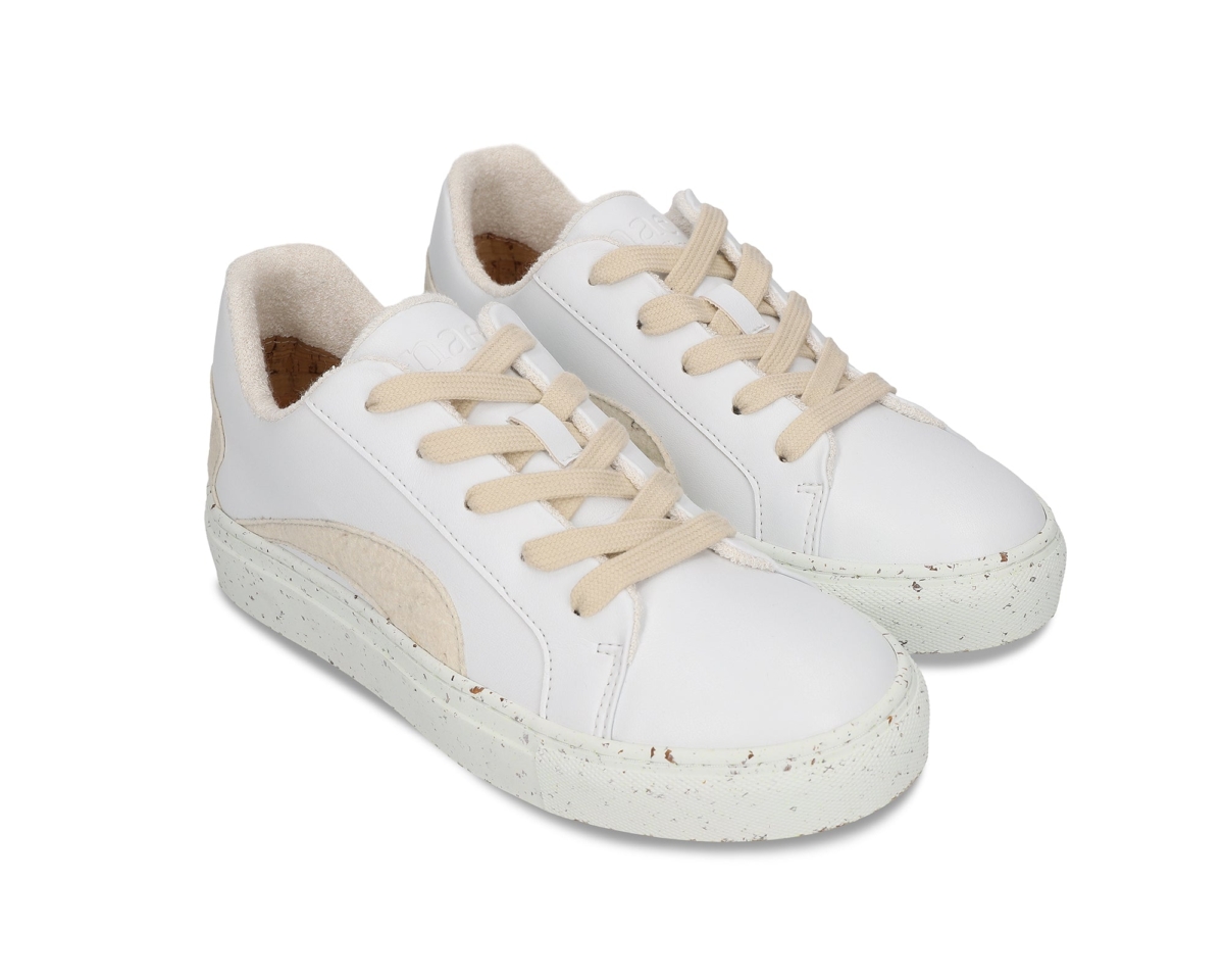 Zapatillas veganas blancas modernas, perfectas para estilo casual y actividades deportivas.