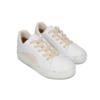 Zapatillas veganas blancas modernas, perfectas para estilo casual y actividades deportivas.