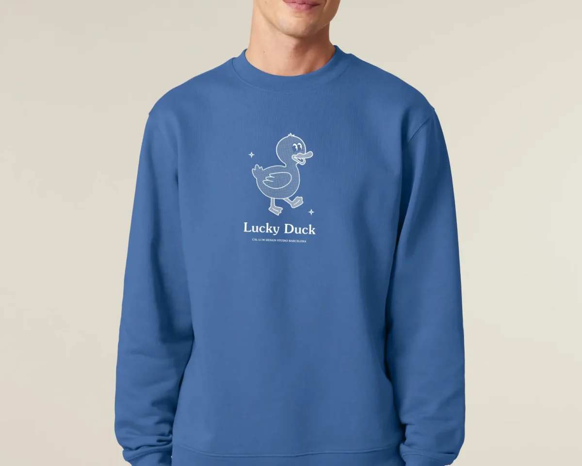 Joven con sudadera azul Lucky Duck, diseño divertido y cómodo para ocasiones informales.