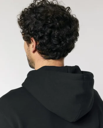 Modelo con cabello rizado en sudadera negra, transmitiendo estilo y comodidad.