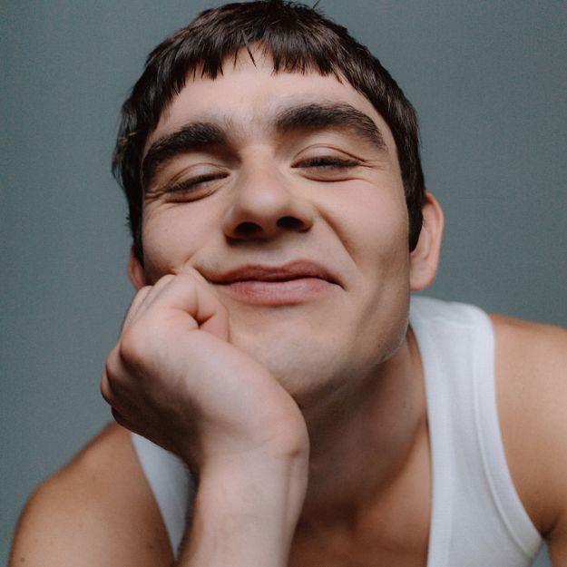 Retrato de un joven sonriente en un ambiente relajado y alegre.