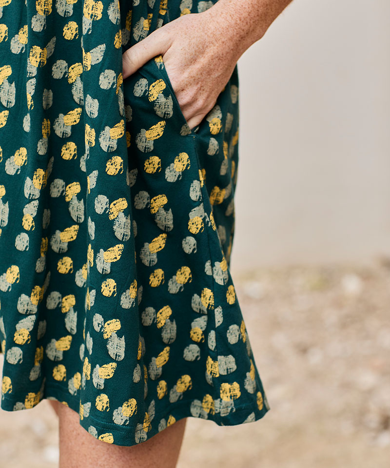 Vestido casual de flores vibrantes, verde con detalles amarillos, ideal para días cálidos.