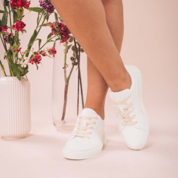 Zapatillas blancas modernas con flores vibrantes, estilo elegante y fresco.