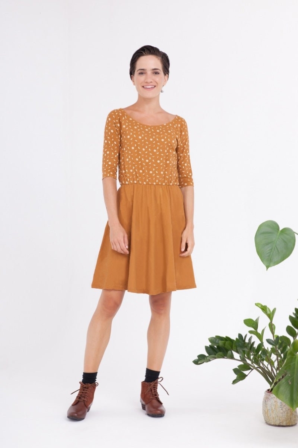Vestido Carol manga ranglán mostaza.