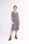 Vestido Cynthia falda midi color gris estampado bailando en el cosmos.