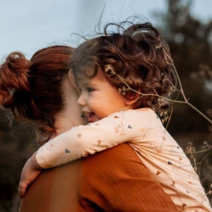 dk05-013-6-mono-bebe-beige-estampado-triangulos-946536