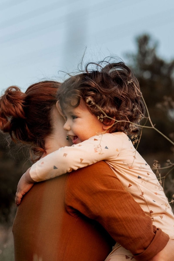 Mono bebé beige estampado triángulos