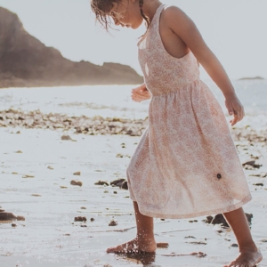 Vestido espalda cruzada salmón con print de corales