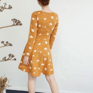 n06-04s-vestido-nidia-media-capa-color-mostaza-estampado-pinas-172649