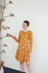 Vestido Nidia media capa color mostaza estampado piñas.