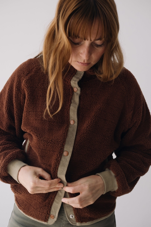 Chaqueta borreguito botones algodón orgánico marrón