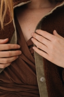 Chaqueta borreguito botones algodón orgánico marrón