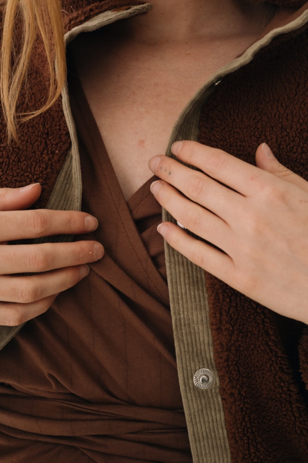 Chaqueta borreguito botones algodón orgánico marrón