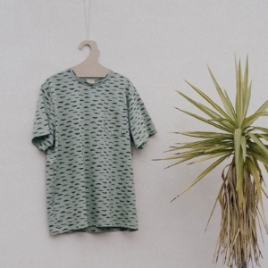 tiralahilacha-eduard-t-shirt-with-green-reflections-2