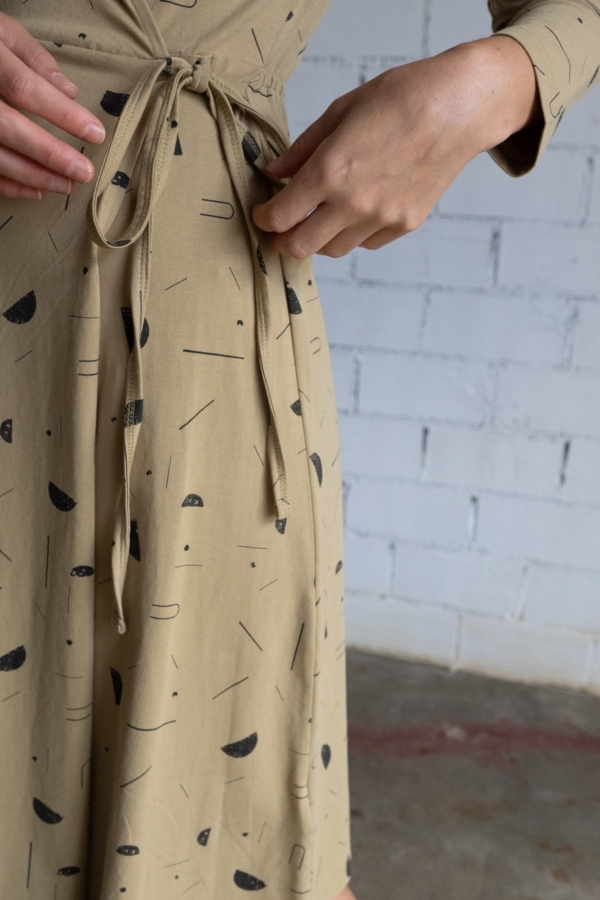 Vestido Gemma cruzado beige lluvia sideral