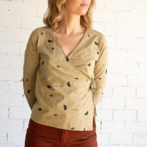 Camiseta Gina cruzada  beige lluvia sideral