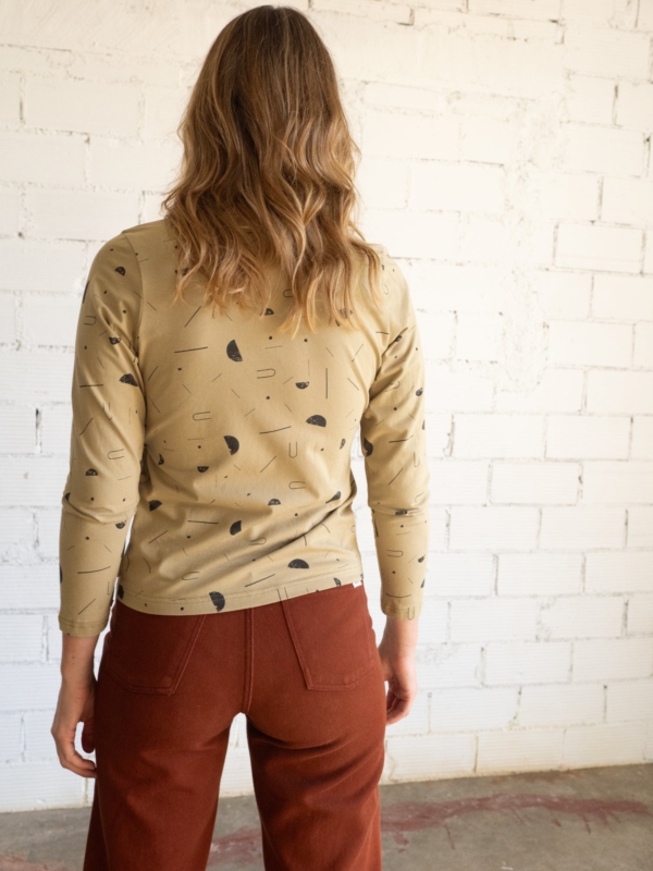 Camiseta Gina cruzada  beige lluvia sideral