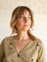 Camiseta Gina cruzada beige lluvia sideral