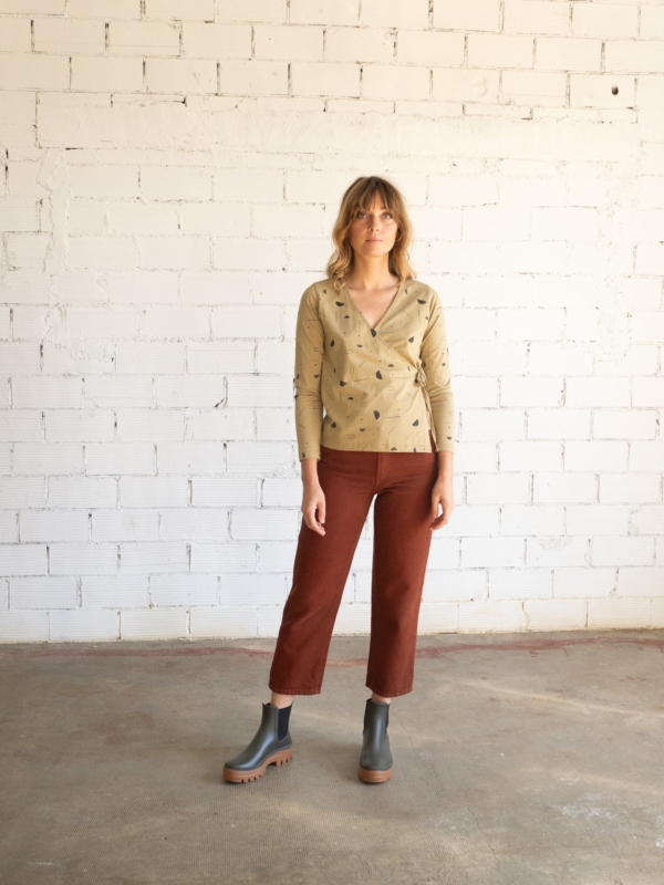 Camiseta Gina cruzada  beige lluvia sideral