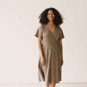 Vestido Helen cruzado marrón corteza