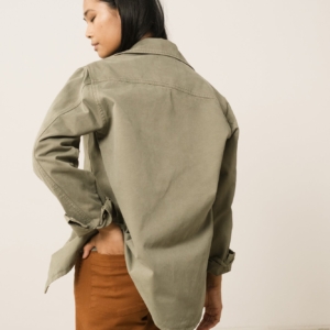 tiralahilacha-helmut-unisex-overshirt-worker-organic-cotton-in-green-2