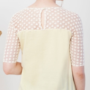 Camiseta Imma color amarillo entallada a la cadera.