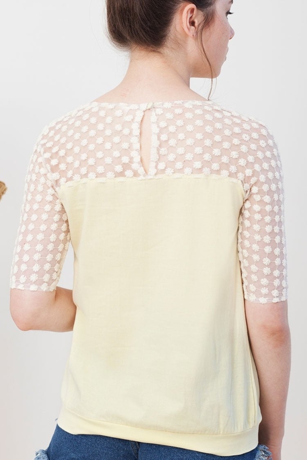 Camiseta Imma color amarillo entallada a la cadera.