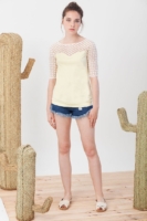 Camiseta Imma color amarillo entallada a la cadera.