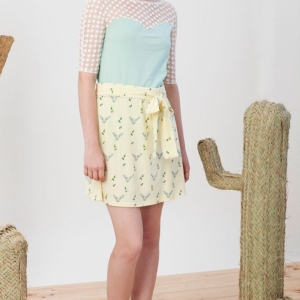 Falda lazo Ingrid color amarillo con estampado de ciervos.