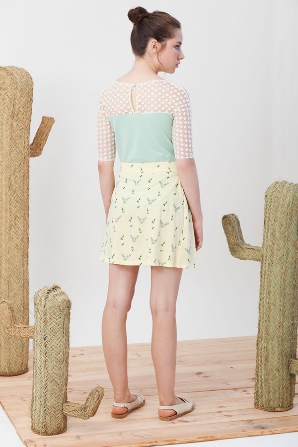 Falda lazo Ingrid color amarillo con estampado de ciervos.