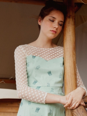 Vestido Irina verde con estampado de cactus.