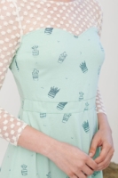 Vestido Irina verde con estampado de cactus.