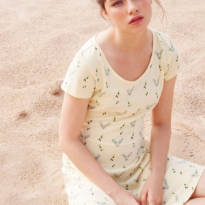 Vestido amarillo Isabel con estampado de ciervos.