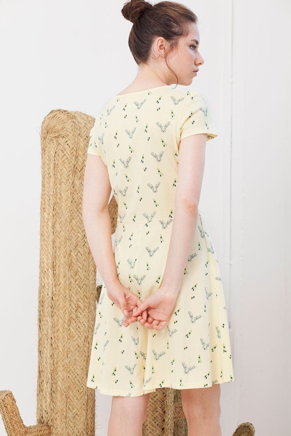 Vestido amarillo Isabel con estampado de ciervos.