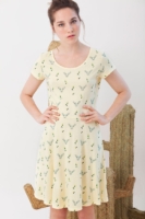 Vestido amarillo Isabel con estampado de ciervos.