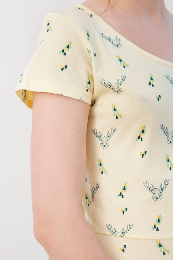 Vestido amarillo Isabel con estampado de ciervos.