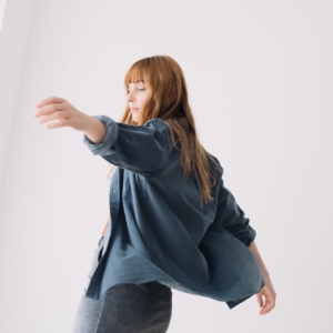 tiralahilacha-organic-fine-wale-corduroy-shirt-in-light-blue-2