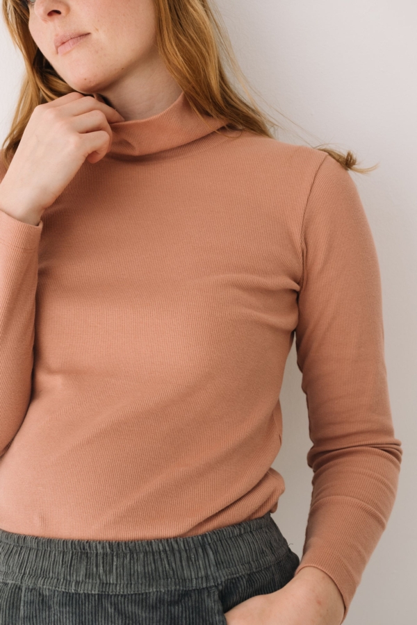 Camiseta canalé cuello alto algodón orgánico rosa