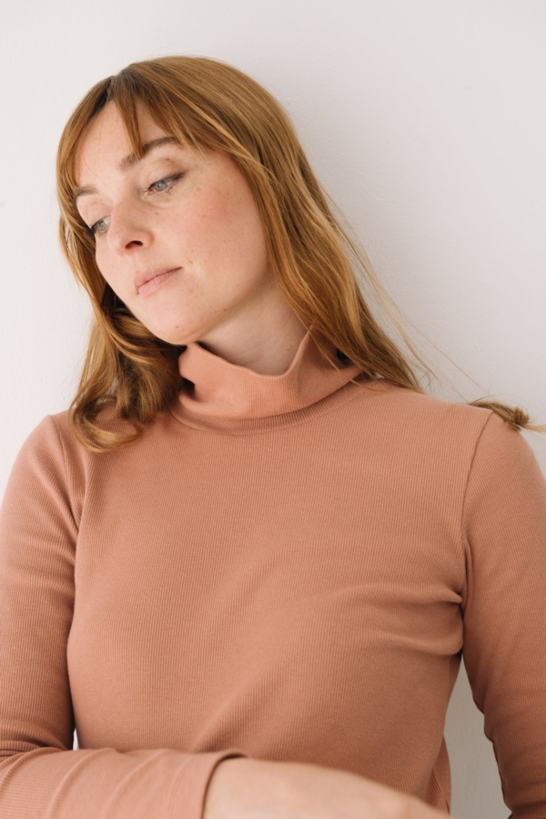 Camiseta canalé cuello alto algodón orgánico rosa