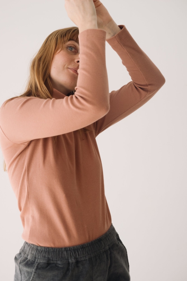 Camiseta canalé cuello alto algodón orgánico rosa