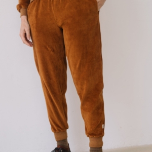Jogger algodón orgánico terciopelo teja