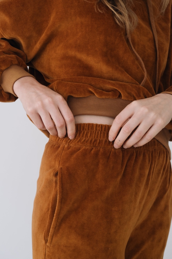 Jogger algodón orgánico terciopelo teja