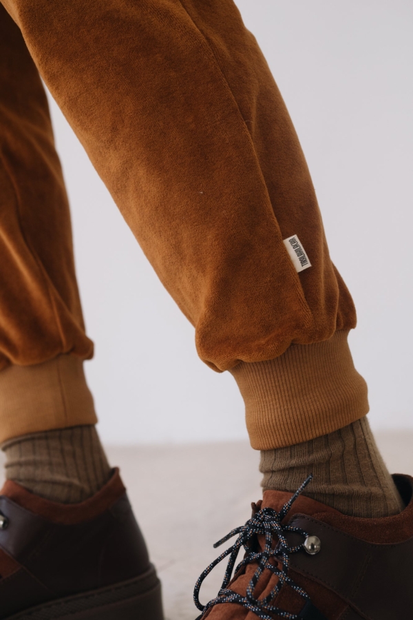 Jogger algodón orgánico terciopelo teja