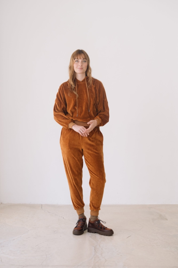 Jogger algodón orgánico terciopelo teja