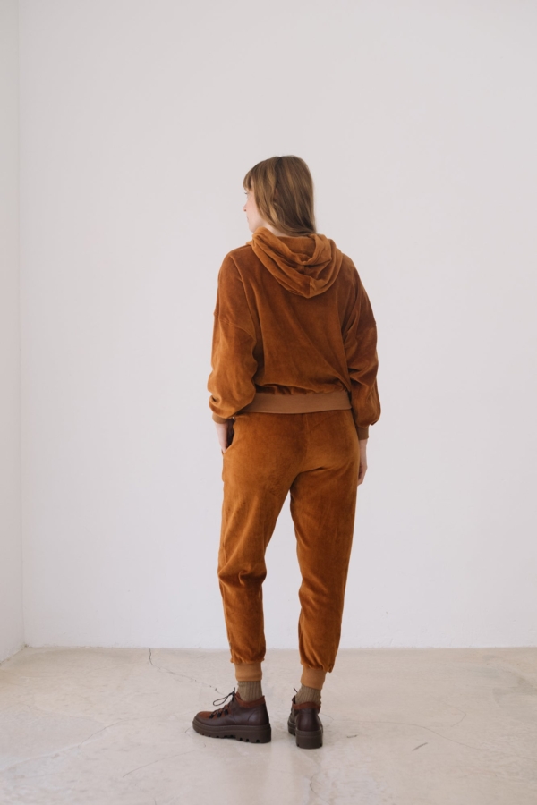 Jogger algodón orgánico terciopelo teja