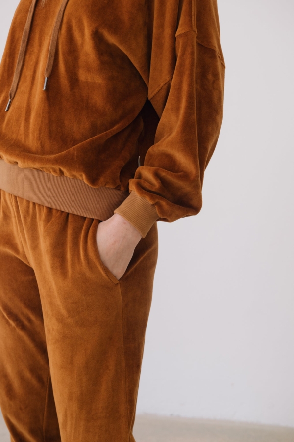 Jogger algodón orgánico terciopelo teja