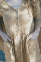 Vestido escote pico Siara mostaza