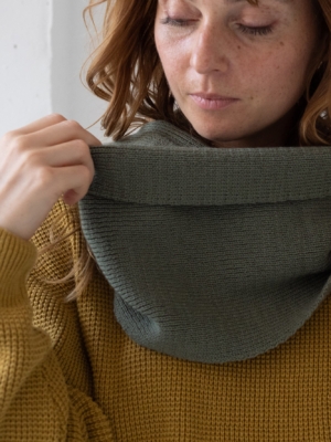 tiralahilacha-tayo-chunky-wool-scarf-in-green-2-2